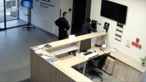 mężczyzna bada trzeźwość w komendzie; samochód zaparkowany pod komendą