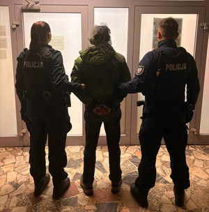 policjanci z zatrzymanym