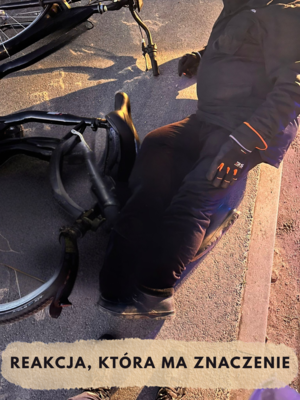 mężczyzna leży na ziemi obok rower