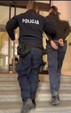 policjant z zatrzymanym