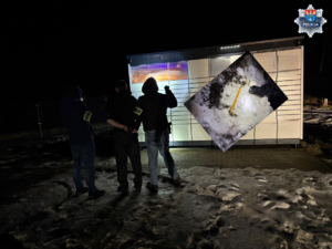 policjanci z zatrzymanym przy paczkomacie; łom
