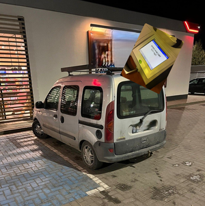 samochód przy stacji paliw