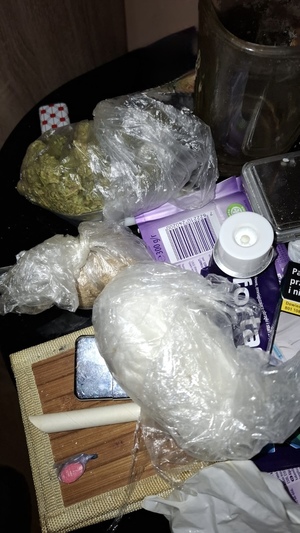 policjanci z zatrzymanym; zabezpieczone narkotyki