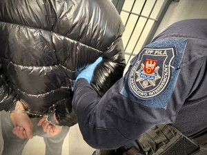 policjanci z zatrzymanymi