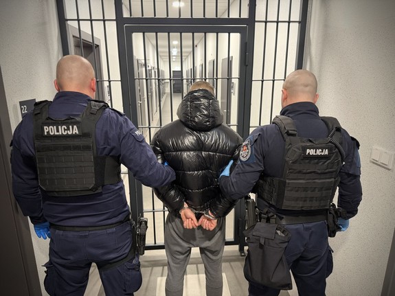 policjanci z zatrzymanymi