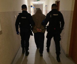 policjanci z mężczyzną