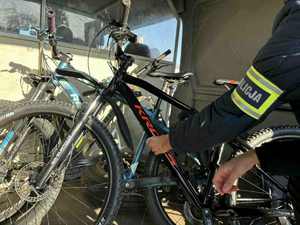 policjant z zatrzymanym; odzyskany rower