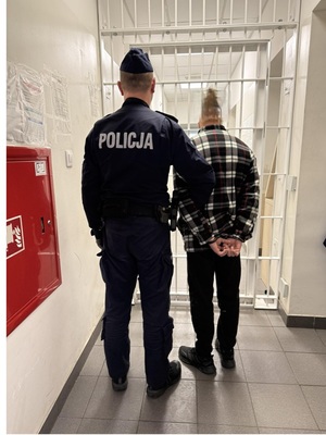 policjant z zatrzymanym