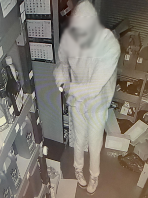 zapisy z kamery monitoringu z włamania; odzyskana gotówka