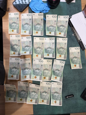 zapisy z kamery monitoringu z włamania; odzyskana gotówka