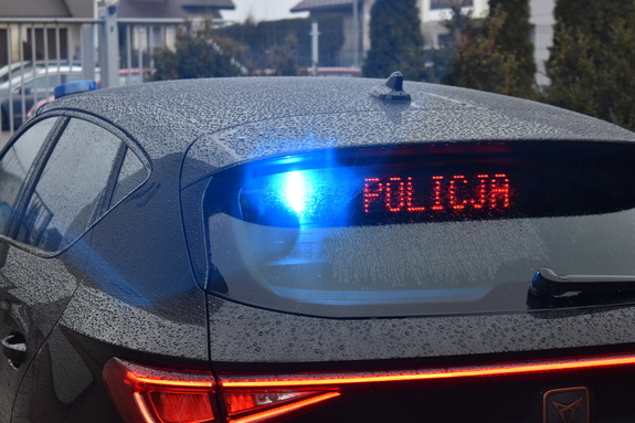 tył radiowozu, napis policja