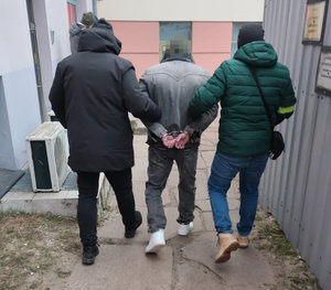 policjanci z zatrzymanym