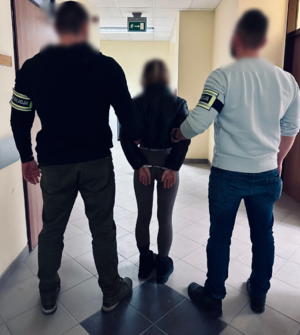 policjanci z zatrzymaną; zabezpieczony laptop