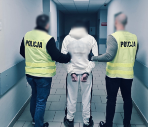 policjanci z zatrzymanym; skradziony samochód ze śladami kolizji