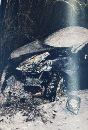 policjanci z zatrzymanym; skradziony samochód ze śladami kolizji