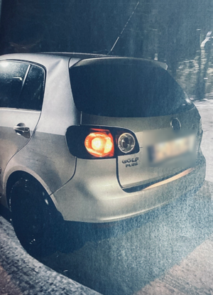 policjanci z zatrzymanym; skradziony samochód ze śladami kolizji