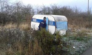 policjanci przy przyczepce kempingowej - zdjęcie podglądowe