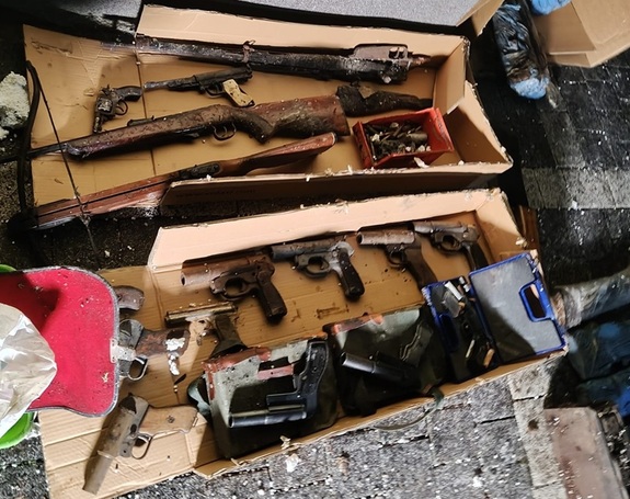 spalona altana; zabezpieczona broń i naboje