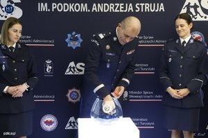 Zastępca  Komendanta Głównego Policji nadinsp. Roman Kuster losuje grupy. Po jego obu stronach stoją policjantki