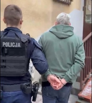 policjant z zatrzymanym