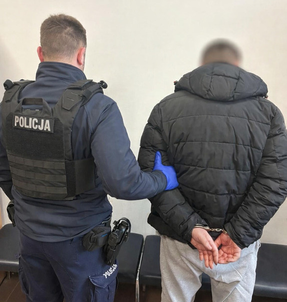 policjant z zatrzymanym