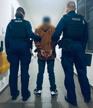 policjanci z zatrzymanym