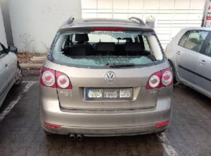 samochód z wybitą tylną szybą