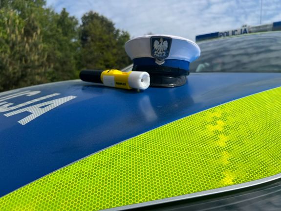 czapka policyjna i alkomat na dachu radiowozu