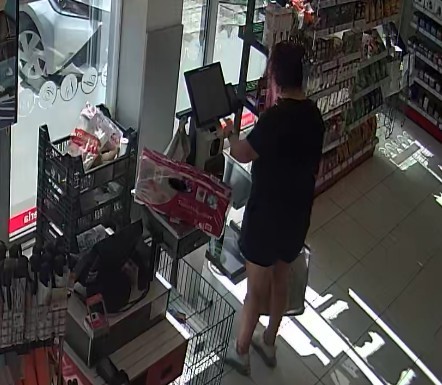 kobieta przy kasie samoobsługowej w drogerii