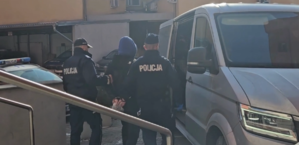 policjanci z zatrzymanym,