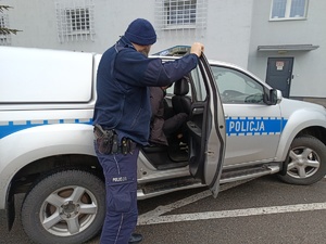 zabezpieczone narkotyki, ppolicjant przy radiowozie