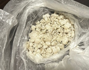 zabezpieczone narkotyki, ppolicjant przy radiowozie