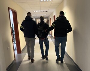 policjanci z zatrzymanym