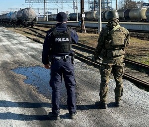 policjant i żołnierz na wspólnym patrolu