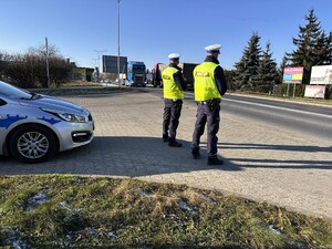 policjanci przy ulicy