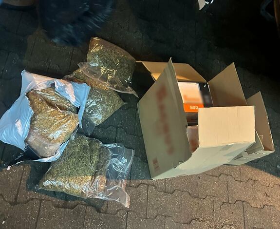 Tytoń i papierosy bez polskich znaków akcyzy zabezpieczone przez policjantów z PG KMP w Poznaniu