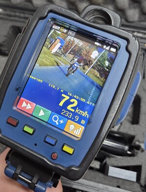 zapis na prędkościomierzu z nastolatkiem na motocyklu