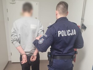 policjant z zatrzymanym