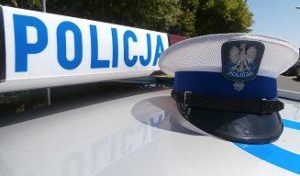 czapka policyjna na radiowozie