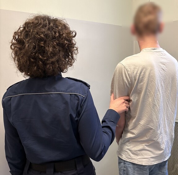 policjantka z zatrzymanym