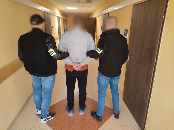 policjanci z zatrzymanym