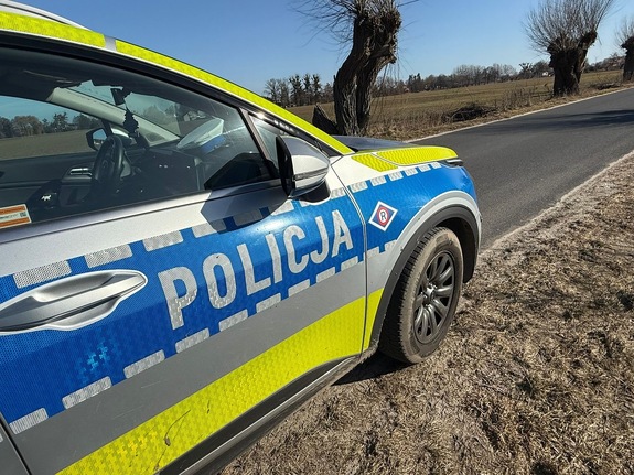 radiowóz przy drodze