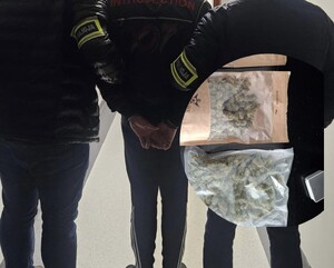 policjanci z zatrzymanym