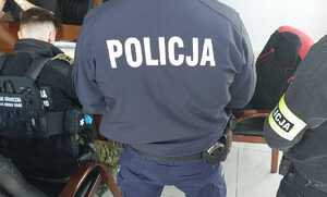 policjanci i strażnik graniczny