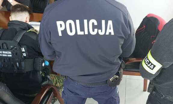 policjanci i strażnik graniczny