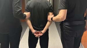 policjanci z zatrzymanym