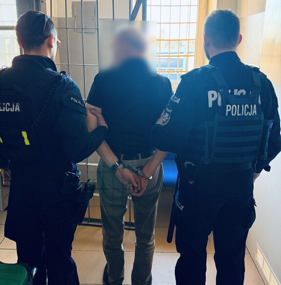 policjanci z zatrzymanym