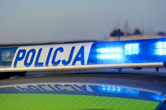 sygnalizator świetlny na dachu radiowozu