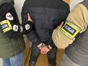 policjanci z zatrzymanym