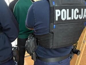 policjanci z zatrzymanym